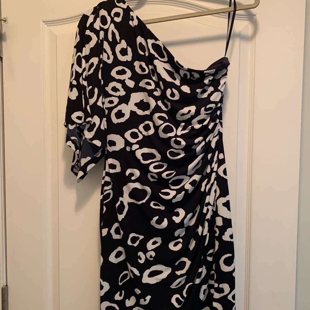 Asymmetrical shoulder navy blue and white dress